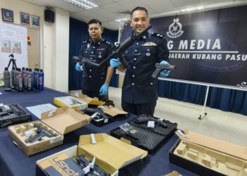 MOHD. Radzi Abdul Rahim menunjukkan senjata api tiruan yang dirampas daripada dua lelaki dalam rampasan di pintu sempadan Bukit Kayu Hitam, Kubang Pasu.
