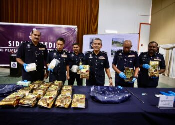 ADZLI Abu Shah (tengah) menunjukkan sebahagian bungkusan dadah bernilai RM3.1 juta yang dirampas pada sidang akhbar di Ibu Pejabat Polis Daerah (IPD) Kuala Muda di Sungai Petani, hari ini. -UTUSAN/ SHAHIR NOORDIN