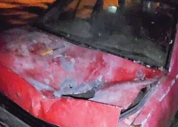 KEADAAN but sebuah kereta yang kemik dipercayai akibat letupan mercun dalam kejadian di Pendang, kelmarin.