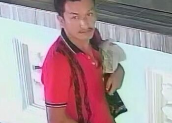 POLIS Johor sedang memburu seorang lelaki dipercayai warga asing berusia 30-an kerana beronani di dalam sebuah masjid di Bukit Siput, Segamat.