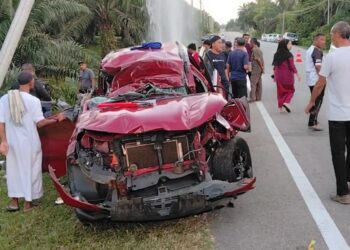 KEADAAN kenderaan yang terbabas sehingga meragut nyawa dua beranak di Kilometer 59 Jalan Jerangau-Jabor berhampiran Felda Jerangau, Dungun, Terengganu.