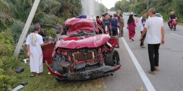 KEADAAN kenderaan yang terbabas sehingga meragut nyawa dua beranak di Kilometer 59 Jalan Jerangau-Jabor berhampiran Felda Jerangau, Dungun, Terengganu.