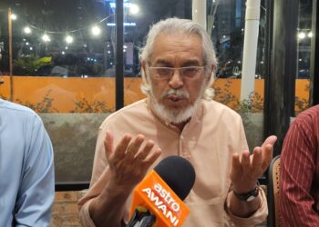 KHALID Abdul Samad dalam sidang akhbar selepas Program Makan Colek KADA Bersama Pengamal Media Kelantan di Kota Bharu, Kelantan. - UTUSAN/MUSTAQIM MOHAMED