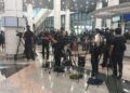 SEBAHAGIAN pengamal media berkumpul di Balai Ketibaan Domestik di KLIA bagi membuat liputan ketibaan rakyat Malaysia dari beberapa negara dari Asia Barat.