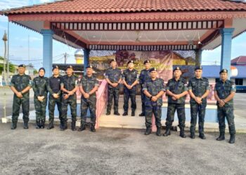 SEBAHAGIAN anggota Batalion 8 PGA Pengkalan Chepa yang bertugas menjaga sempadan Malaysia-Thailand di Kelantan pada 1 Syawal. - UTUSAN/ROHANA ISMAIL.