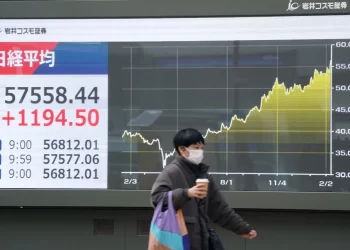 PASARAN saham Asia menjunam pada Isnin.- AFP