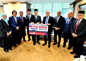 WAN Rosdy Wan Ismail menunjukkan replika keuntungan pelaburan tahun kewangan berakhir 31 Disember 2025 Koperasi Serba Makmur Berhad (Kosma) di Jerantut Pahang. - UTUSAN/SHEIKH AHMAD RAZIF