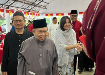 TENGKU Razaleigh Hamzah (dua dari kiri) semasa hadir ke Majlis Berbuka Puasa bersama UMNO Bahagian Gua Musang di Balai Rakyat Bukit Cekati, Gua Musang, Kelantan, semalam.