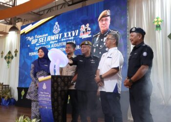 NOOR Hisam Nordin (tengah) menyempurnakan Majlis Pelancaran Op Selamat Hari Raya Aidilfitri 26 peringkat Kontinjen Perak di Pusat Transformasi Bandar (RTC) Gopeng.