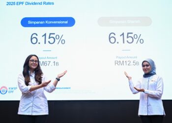 Eksekutif Kumpulan Wang Simpanan Pekerja (KWSP), Sara Hamidah Mazlen (kiri) dan Nursyazreen Wahid Marican menunjukkan dividen KWSP bagi tahun 2025. – UTUSAN/FARIZ RUSADIO