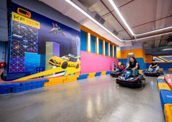 IBU bapa dan anak berpeluang melakukan aktiviti bersama-sama menerusi Build Your Dream Ride Autoshop Experience anjuran Lego.