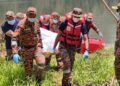 ANGGOTA bomba mengangkat mayat lelaki yang jatuh ke dalam Empangan Sultan Azlan Shah di Ulu Kinta, Tambun hari ini.