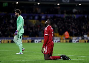 PEMAIN Liverpool kelihatan kecewa apabila gawang mereka dibolosi pada saat akhir ketika tewas 2-1 kepada Wolves dalam aksi liga, semalam. - AFP