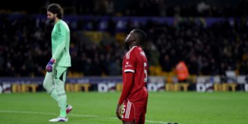 PEMAIN Liverpool kelihatan kecewa apabila gawang mereka dibolosi pada saat akhir ketika tewas 2-1 kepada Wolves dalam aksi liga, semalam. - AFP