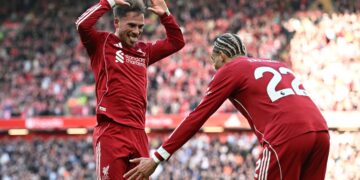 Pemain tengah Liverpool, Alexis Mac Allister (kiri)  meraikan gol ketiga pasukannya bersama penyerang Perancis, Hugo Ekitike dalam aksi Liga Perdana Inggeris (EPL) menentang West Ham United F.C. di Stadium Anfield, Liverpool, semalam. - AFP