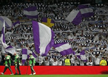 Insiden tersebut berlaku sebelum sepak mula apabila seorang penyokong dirakam kamera melakukan tabik Nazi di tempat duduk penonton. - AFP