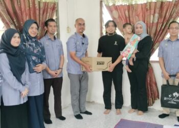 SHAMSUL Hazeman Md. Salleh (tengah) menyampaikan bantuan kepada Muhammad Rizal Azlan di Parit Mentara 3 di Bagan Serai. - UTUSAN/WAT KAMAL ABAS
