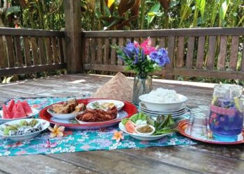konsp iftar makan bertalam di Kebun Puisi membei peluang pengjung merasai pengalaman suasana kampung.