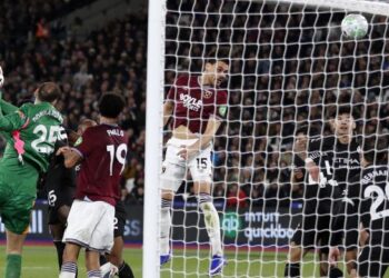Pemain pertahanan West Ham United, Konstantinos Mavropanos (tengah) menanduk bola masuk ke gawang dalam aksi Liga Perdana Inggeris menentang Manchester City di Stadium London, semalam. - AFP