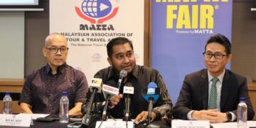 MOHD. Hizzat Mohd Shah (tengah) pada sidang akhbar oleh Persatuan Ejen Pelancongan dan Pengembaraan Malaysia (MATTA) mengenai Macau: Destinasi Kegemaran Antarabangsa di Pusat Perdagangan dan Pameran Antarabangsa Malaysia (MITEC) di sini hari ini. Turut hadir  Rocky Kho (kiri) dan Cheng Wai Tong (kanan). - UTUSAN/AMIR KHALID