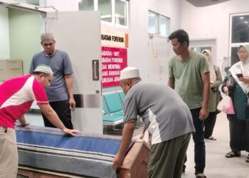 WARIS menuntut jenazah Ruszaidi Roslan di Hospital Parit Buntar semalam. - UTUSAN/WAT KAMAL ABAS