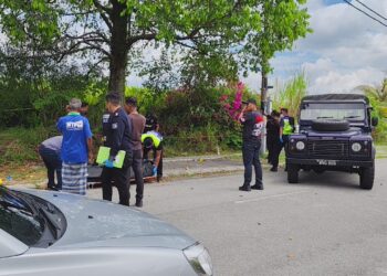 ANGGOTA polis di lokasi penemuan mayat seorang lelaki dalam longkang di Taman Menglembu Impiana Adril di Ipoh.