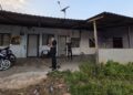 ANGGOTA polis melakukan siasatan di sebuah rumah di Bedong, Sungai Petani, Kedah berikutan penemuan mayat dua beranak petang semalam.