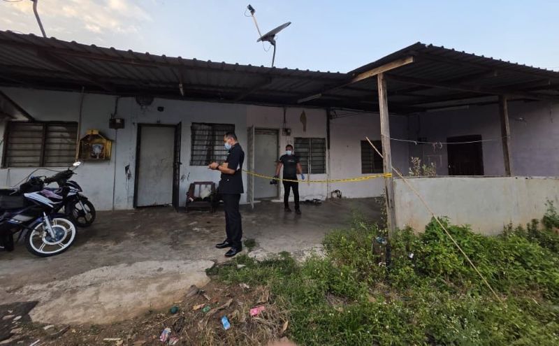 Bau busuk bongkar penemuan mayat dua beranak