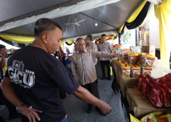 SAARANI Mohamad melawat gerai Jualan Rahmah sempena Program Mesra Hari Bertemu Pelanggan di Ipoh hari ini.