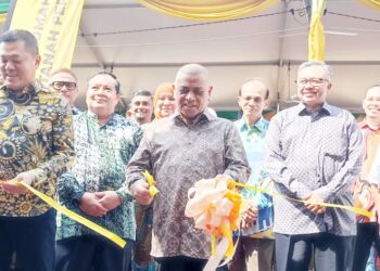 SAARANI Mohamad (tengah) merasmikan Projek Rumah Perakku Kota Malim Prima di Tanjung Malim.