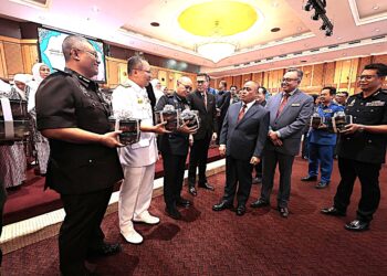 SAARANI Mohamad bersama wakil pasukan beruniform pada Majlis Penyerahan Juadah Hari Raya 2026 Kerajaan Negeri Perak kepada pasukan beruniform di Bangunan Setiausaha Kerajaan Negeri, di Ipoh hari ini.