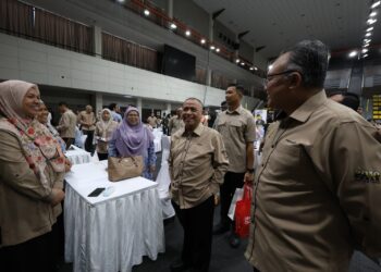 SAARANI Mohamad (tengah) pada Program Mesra Hari Bertemu Pelanggan di Stadium Indera Mulia di Ipoh hari ini.