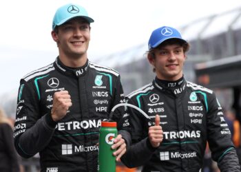 DUA pelumba Mercedes, George Russell (kiri) dan Kimi Antonelli mendominasi sesi kelayakan di Grand Prix Australia, hari ini. - AFP