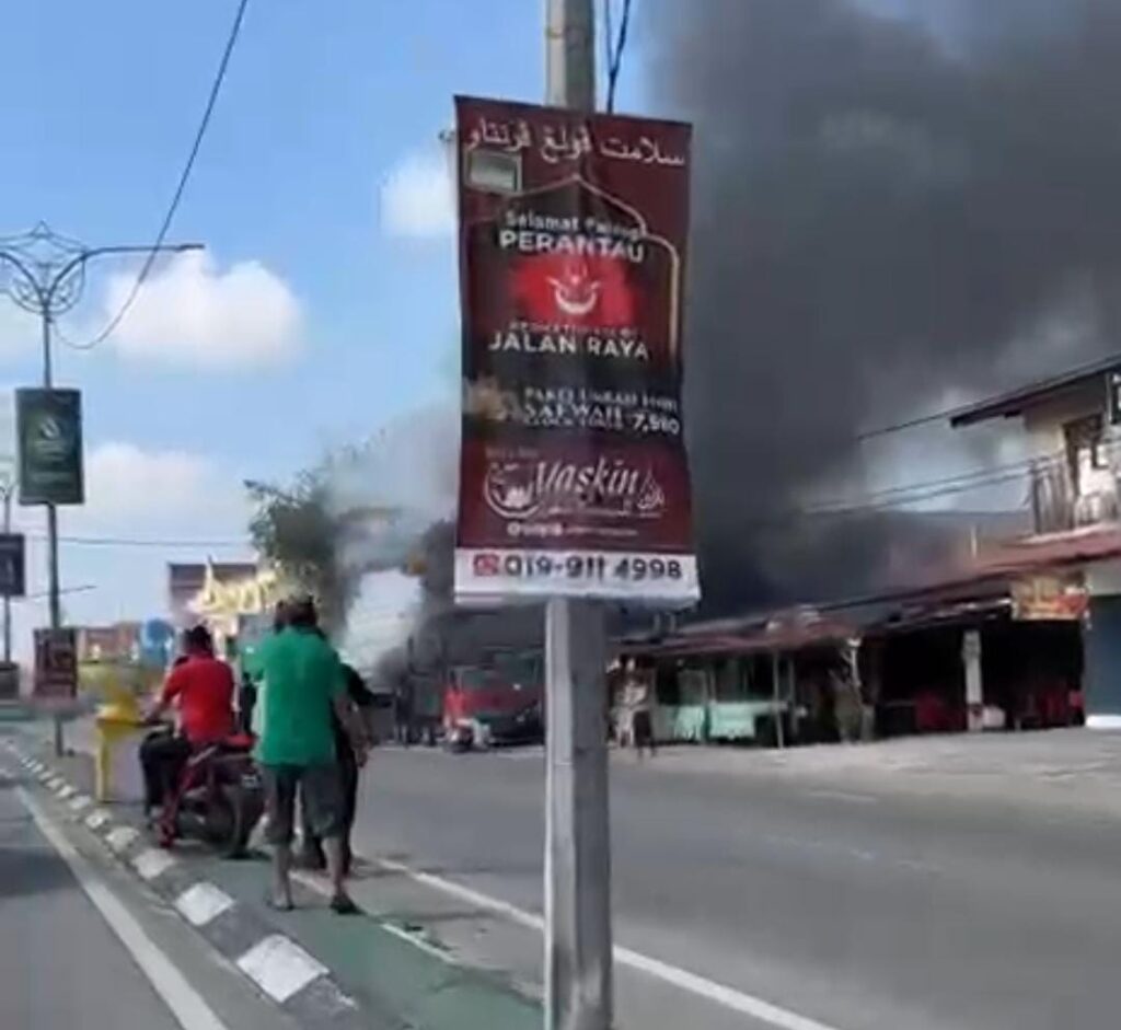 Gerai mercun terbakar di Wakaf Che Yeh