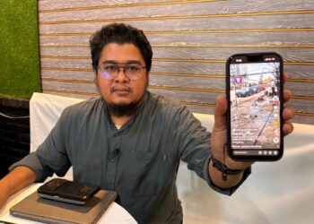 NIZAM Muhamad menunjukkan kebakaran berlaku di gerai mercun dalam sidang akhbar di Pasir Pekan, Tumpat, Kelantan.- UTUSAN/ ROSLIZA MOHAMED