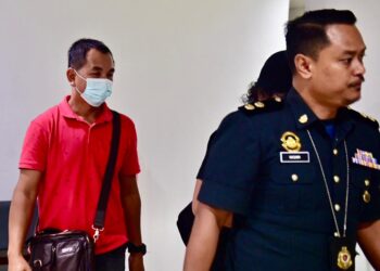 HASDI Mustafa (kiri) semasa di Mahkamah Sesyen Kuala Terengganu. - UTUSAN/PUQTRA HAIRRY