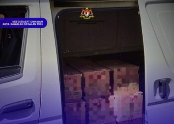 SEBAHAGIAN minyak masak peket yang cuba diseludup ke Thailand dirampas oleh KPDN Kelantan dalam serbuan di Pasir Mas, Kelantan.