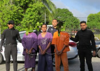 Li Thien Tay (tengah) semasa dibawa ke Mahkamah Majistret Gua Musang, Kelantan.