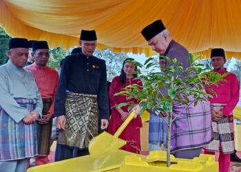 SULTAN Nazrin Muizzuddin Shah menanam pokok tanjung sebagai simbolik perasmian Masjid Jamek Kampung Jeram di Kampar. - UTUSAN