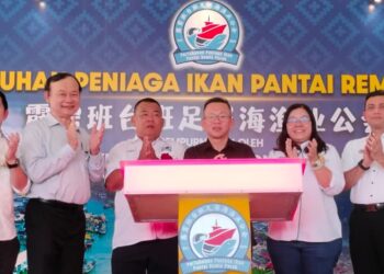 CHAN Foong Hin (tengah) merasmikan Pertubuhan Peniaga Ikan Pantai Remis hari ini. - UTUSAN/WAT KAMAL ABAS