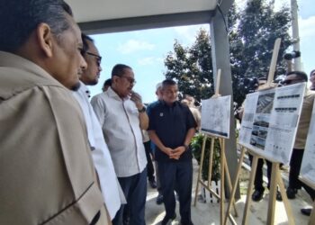 AHMAD Samsuri Mokhtar (tengah) diberikan taklimat Program Penempatan Semula Nelayan di Benting Lintang, Besut, Terengganu. - UTUSAN / WAN ZURATIKAH IFFAH WAN ZULKIFLI