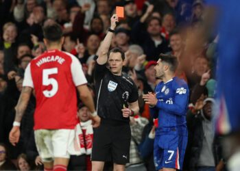 PEDRO Neto (kanan) dilayangkan kad merah ketika aksi menentang Arsenal pada Liga Perdana Inggeris (EPL), 1 Mac lalu. - AFP