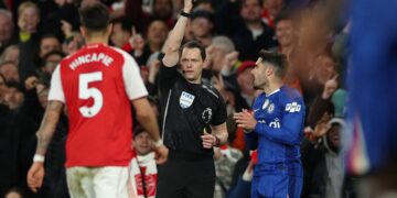 PEDRO Neto (kanan) dilayangkan kad merah ketika aksi menentang Arsenal pada Liga Perdana Inggeris (EPL), 1 Mac lalu. - AFP