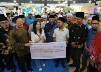 TEO Nie Ching beramah mesra dengan imam-imam masjid selepas majlis penyampaikan cek  sebanyak RM93,000 kepada 30 buah masjid dan 57 surau sempena Program Serahan Sumbangan Masjid dan Surau Parlimen Kulai Sempena Ramadan, di IOI Mall, Bandar Putera, Kulai. -  UTUSAN/RAJA JAAFAR ALI