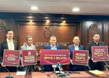 AMINUDDIN Harun (berdiri, tengah) pada sidang akhbar di Wisma Negeri, Seremban hari ini. - UTUSAN/NOR SHAFIQAH MOHD GHAZALI