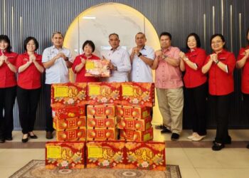 SHAHNAM Abd. Rashid (enam dari kanan) bersama pegawai Pejabat Pendidikan Daerah serta enam orang Guru Besar Sekolah Rendah Jenis Kebangsaan Cina yang menerima sumbangan limau Mandarin di Kuala Lipis, Lipis, Pahang baru-baru ini. – utusan/HARIS FADILAH AHMAD