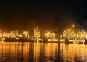 PANJUT yang dinyalakan di Pesisiran Sayong di tebing Sungai Perak di Kuala Kangsar. - UTUSAN/FADZIL ZAINOL