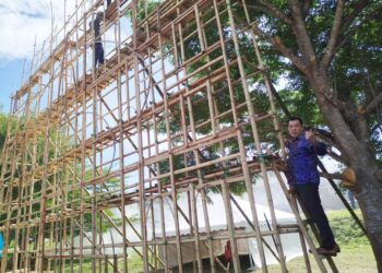 LOH Sze Yee meninjau pemasangan rangka panjut di Pesisiran Sayong menjelang penganjuran Pesta Panjut Kuala Kangsar 2026 pada 15, 16 dan 18  Mac ini di Kuala Kangsar, Perak. - UTUSAN/FADZIL ZAINOL