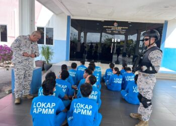 KAMAL Mohamad (kiri) menyoal siasat pendatang asing tanpa izin (PATI) warga Myanmar yang ditahan di Ibu Pejabat Maritim Malaysia Kelantan, Tok Bali, Pasir Puteh, Kelantan.
