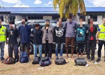 PENDATANG asing tanpa izin (PATI) dan tekong darat yang ditahan PGA dalam serbuan di Kampung Chat, Tumpat, Kelantan. - IHSAN PGA